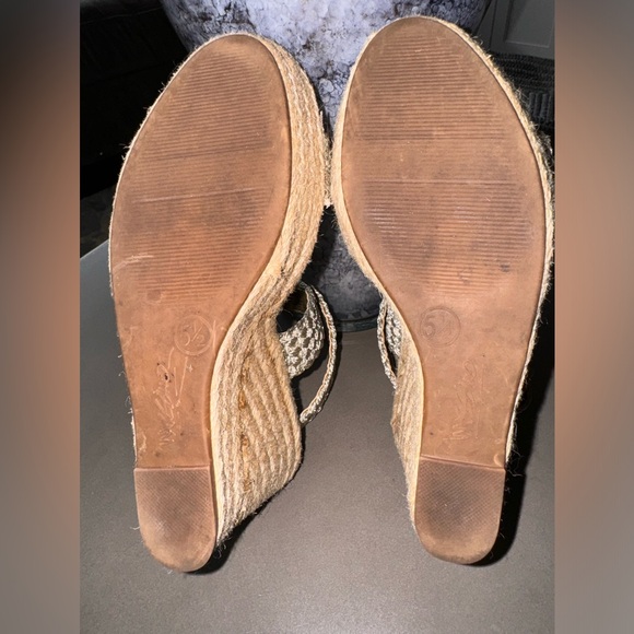 Mossimo Metallic Gold criss cross platform wedge sandal. Size 5.5 - Picture 2 of 8